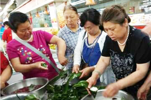 朝陽店顧客包粽子比賽.jpg